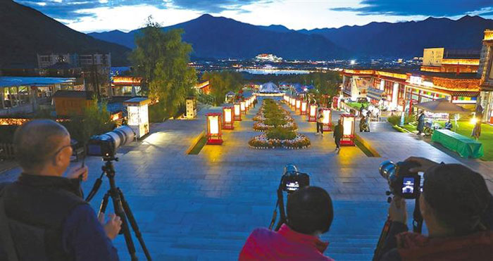 བཀྲག་མདངས་རབ་ཏུ་འཚེར་བའི་ལྷ་སའི་མཚན་ལྗོངས།