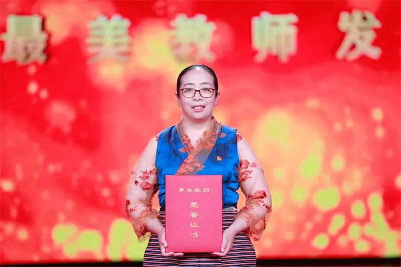 ཚེ་རིང་ལྷ་མོར་རྒྱལ་ཡོངས་ཀྱི་དགེ་རྒན་བཟང་ཤོས་ཀྱི་མཚན་སྙན་ཐོབ།