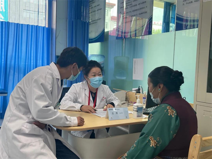 པཎ་ཆེན་མཆོག་མང་ཚོགས་ཀྱི་བདེ་ཐང་ཐད་ཀྱི་སྤྱི་ཕན་བྱེད་སྒོར་ཞུགས་པ།