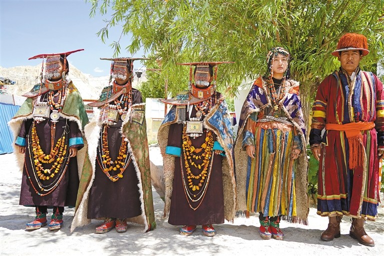 རྨ་བྱ་ཁ་འབབ་ངོགས་ཀྱི་གྲོང་ཚོ། སྔོ་ལྗང་ལྗོན་ཤིང་གསེབ་ཀྱི་ཕྲ་རྒྱན།