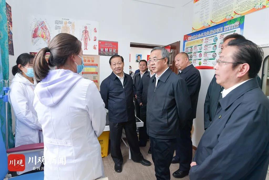ཧུའུ་ཁྲུན་ཧྭ་ཡིས་དཀར་མཛེས་ཁུལ་དུ་ལྟ་སྐུལ་མཛུབ་སྟོན་གནང་བ།