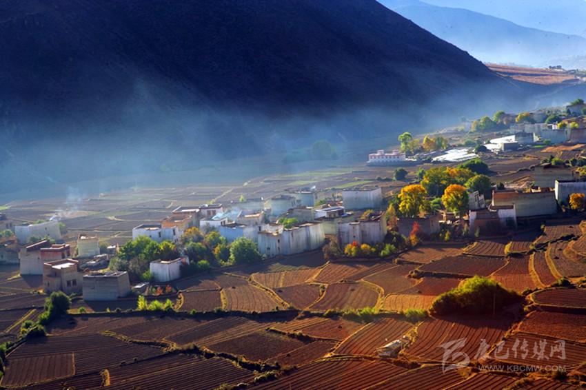  ཕྱག་ཕྲེང་རྫོང་ལ“ཀྲུང་གོའི་བོད་ཁང་དཀར་པོའི་རིག་གནས་ཀྱི་ཕ་ས”ཞེས་པའི་མིང་བྱང་གསར་པ་ཐོབ་པ། 