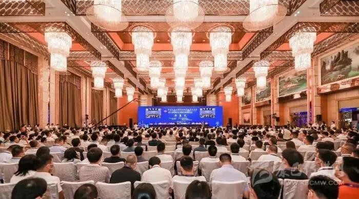 ཁྲོ་ལའི་ཕུག་ལམ་བཟོ་སྐྲུན་ལ་བྱ་དགའ་ཆེན་པོ་ཞིག་ཐོབ་འདུག།