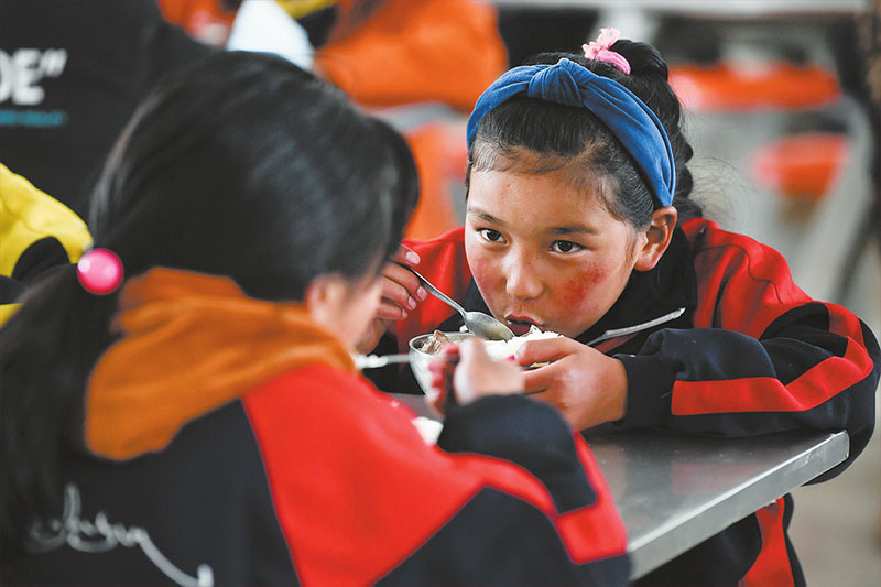 མཚོ་སྔོན་གྱིས་ཞིང་འབྲོག་ཁུལ་གྱི་སློབ་གྲྭ་འབྲིང་ཆུང་སློབ་མའི་བཟའ་བཅའི་འཚོ་བཅུད་ མཛུབ་ཁྲིད་ལ་ཤུགས་སྣོན་བརྒྱབ་པ།