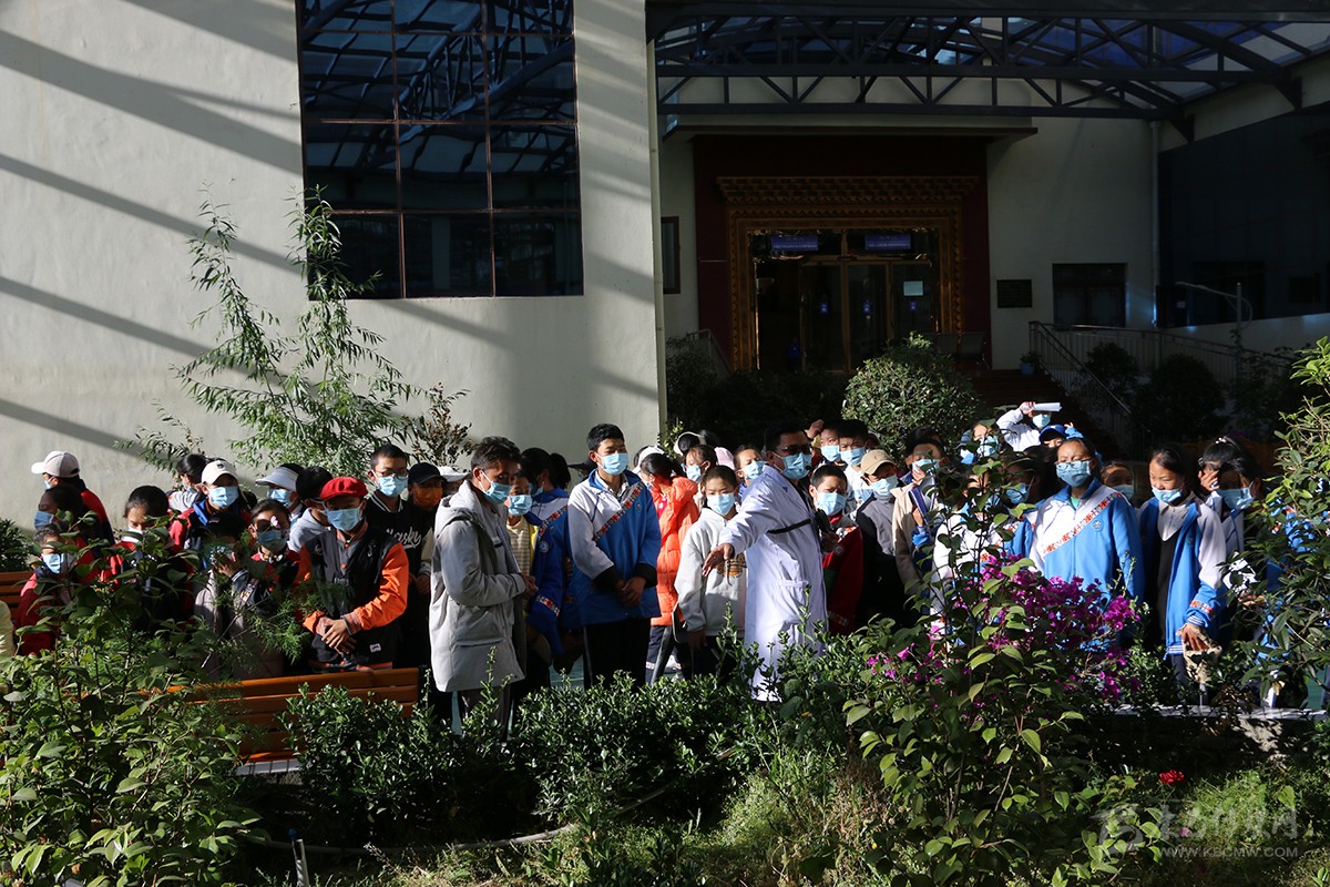 ལི་ཐང་རྫོང་བོད་སྨན་ཁང་གིས་ཀྲུང་བོད་གསོ་རིག་རིག་གནས་རྒྱུན་འཛིན་དང་དར་སྤེལ་གཏོང་བའི་བྱེད་སྒོ་སྤེལ།