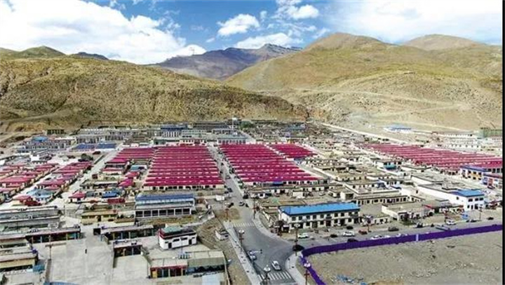 གངས་རིན་པོ་ཆེའི་འདབས་ཀྱི་བདེ་སྐྱིད་ལྡན་པའི་འཚོ་བ།