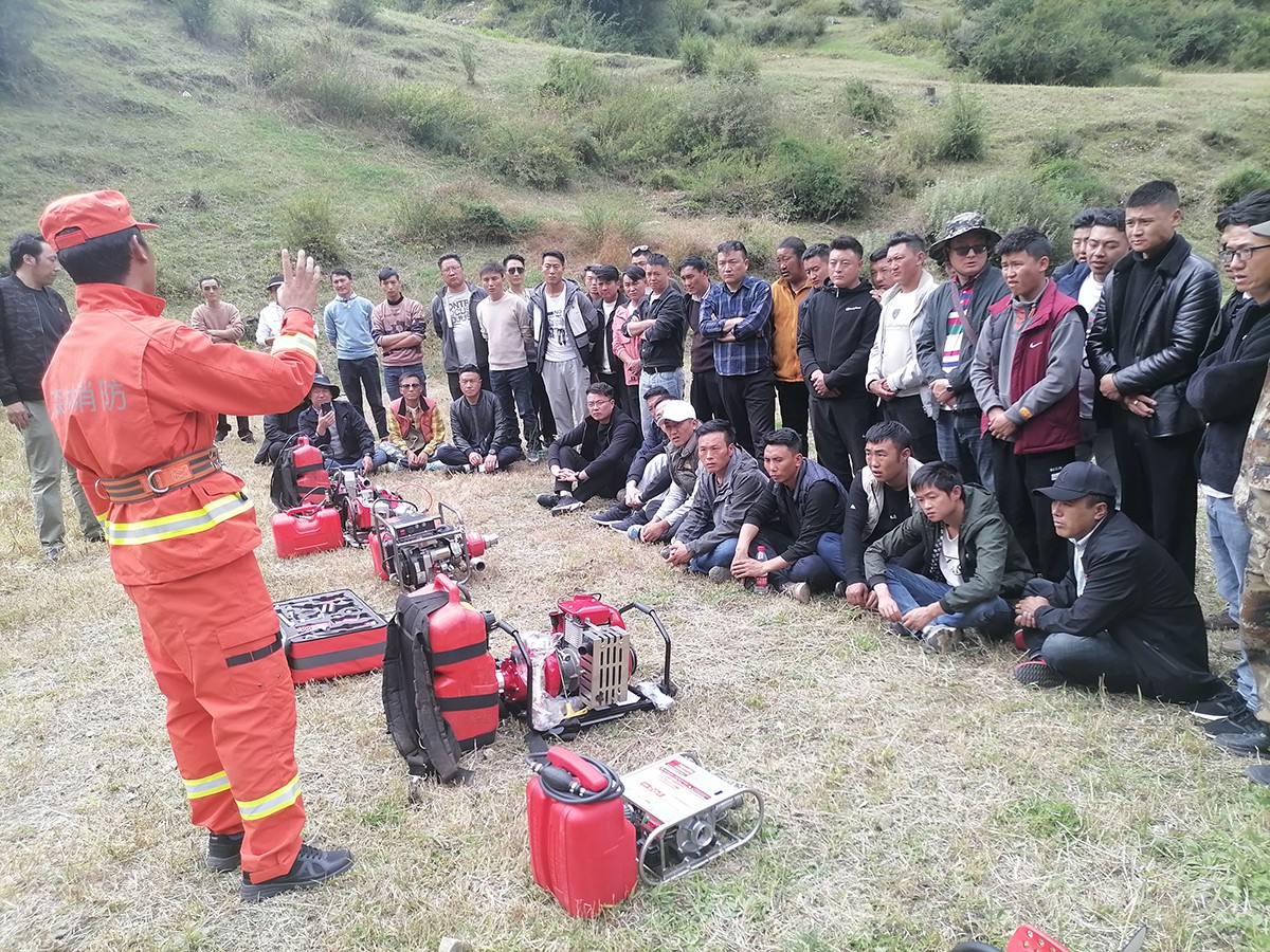 ལི་ཐང་རྫོང་གིས་ནགས་ཚལ་རྩྭ་ཐང་མེ་གསོད་མེ་ཟོན་གྱི་འཇོན་ནུས་ཇེ་དྲག་གཏོང་བའི་གསོ་སྦྱོང་བྱས།