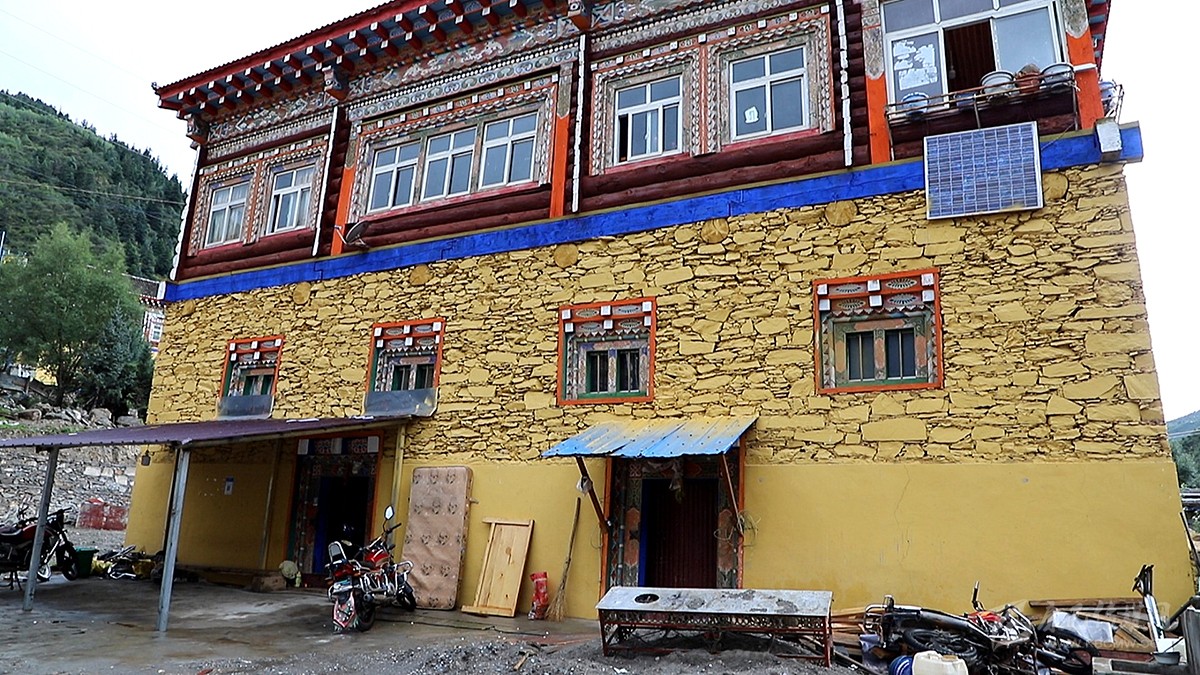 བདེ་སྡོད་ལས་བརྩོན་བྱས་ནས་བདེ་སྐྱིད་ཀྱི་མཛེས་རིས་གསར་པ་བྲིས།