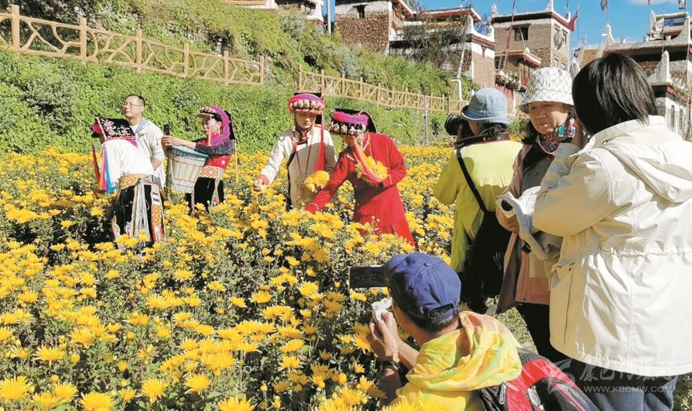 རོང་བྲག་མཛེས་མའི་ལུང་པ་རུ། ལུག་མིག་དྲི་ཞིམ་ཕྱོགས་བཅུར་ཁྱབ།