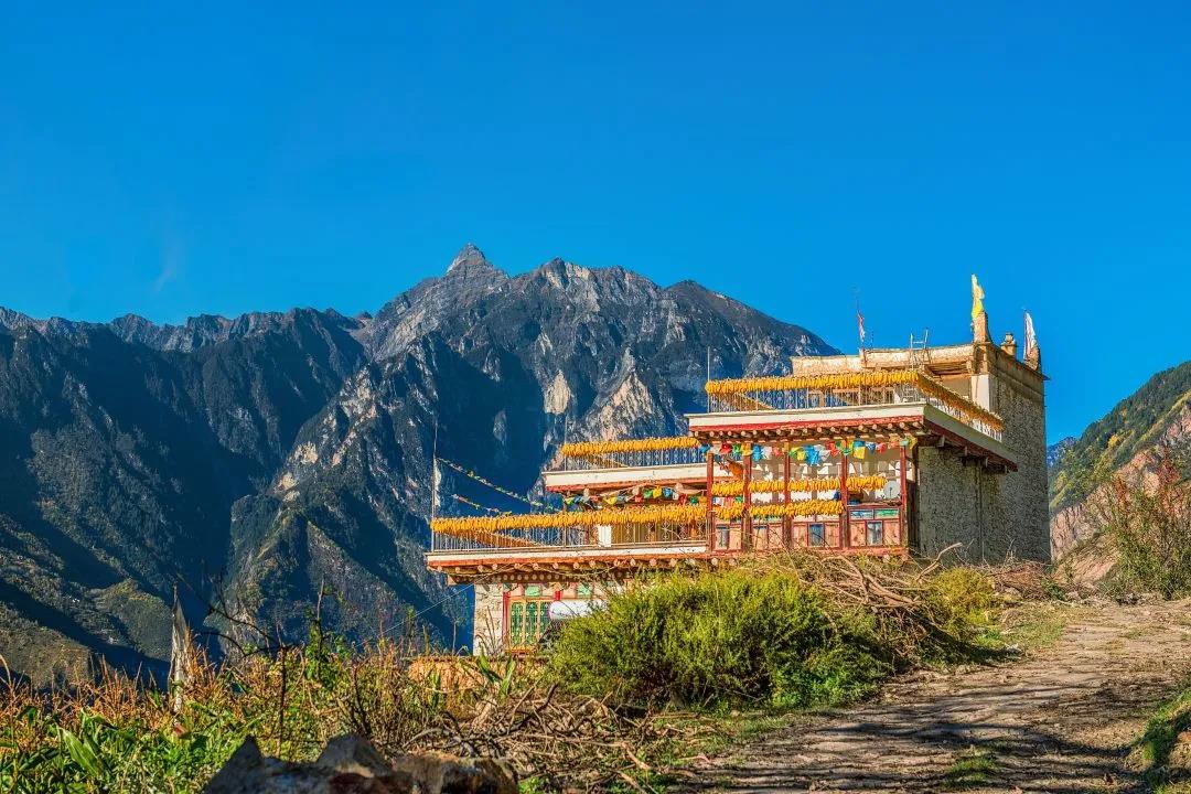 དཀར་མཛེས་ཁུལ་གྱི་འཕོ་འགྱུར་ལ་སྤྲོ་བས་བལྟས། 