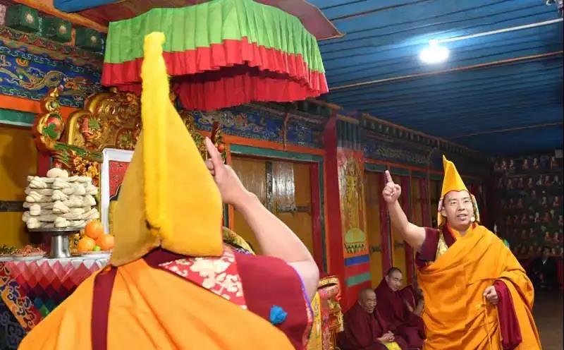 པཎ་ཆེན་རིན་པོ་ཆེ་མཆོག་གིས་དཀའ་ཆེན་གྱི་མཚན་རྟགས་བཞེས་པ།