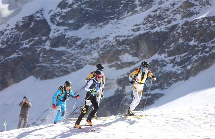 པེ་ཅིང་གི་དགུན་དུས་ཨོ་རྩལ་འགྲན་ཚོགས་ལ་ཤུགས་རྒྱག་པ་སྟེ། གངས་འཁྱགས་ཁྲོད་དུ་སེམས་ཤུགས་འཕེལ་བར་བྱེད།