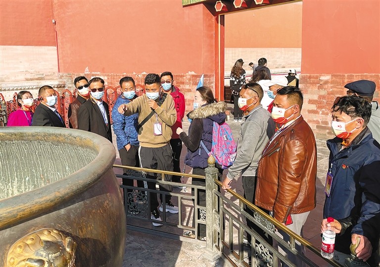 དཀའ་བར་མ་འཛེམས་ཉམས་མྱོང་མང་དུ་བསགས། བསམ་བློ་བསྒྱུར་ནས་འཕེལ་རྒྱས་དོན་དུ་གཉེར།