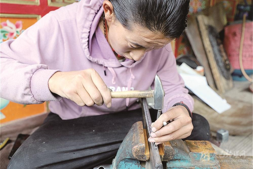 གཡང་འཛོམས་ཀྱིས་མགར་རྩལ་ཡག་པོ་ལ་བརྟེན་ནས་ཕྱུག་འགྱུར་ལམ་བུ་བསྐྲུན།