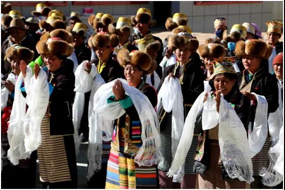 ལྷོ་ཁའི་གྲོང་ཚོ་འདིའི་མང་ཚོགས་ལ་ཀྲུང་དབྱང་གི་ཕྱག་རྟགས་འབྱོར་བ།