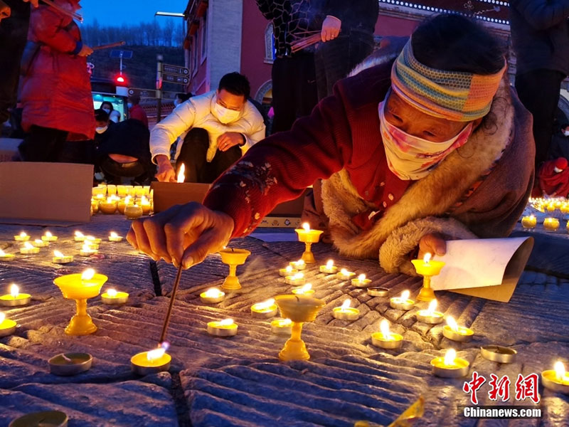 སྐུ་འབུམ་བྱམས་པ་གླིང་གིས་ལྔ་མཆོད་བསུས་པ།