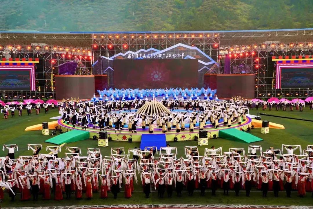 མི་རིགས་མཐུན་སྒྲིལ་མེ་ཏོག་རབ་ཏུ་མཛེས།།   རྔ་བའི་མི་དམངས་བདེ་སྐྱིད་དཔལ་ལ་རོལ།།