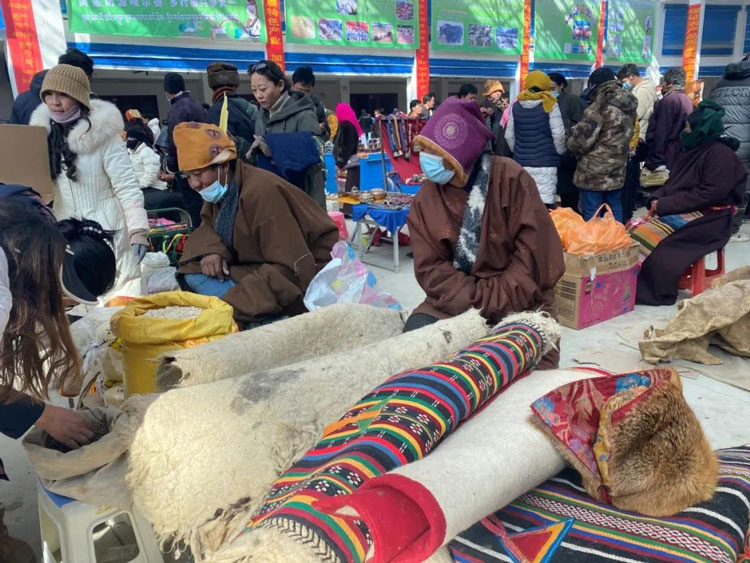 ནག་ཆུའི་ཚོང་འདུས་ཀྱི་ཉིན་ལྔའི་འགྲེམས་ཚོང་བསྡོམས་འབོར་སྒོར་དུང་ཕྱུར་2.05ཟིན་འདུག
