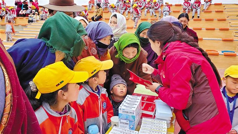 ནག་ཆུ་གྲོང་ཁྱེར་གྱིས“དཔེ་འཛར་ལྗང་གུའི་བྱ་སྤྱོད”སྤེལ་ནས་ཕྲུ་གུ་བདེ་ཐང་ངང་འཚར་ལོངས་ཡོང་བར་རམ་འདེགས་བྱས་པ།