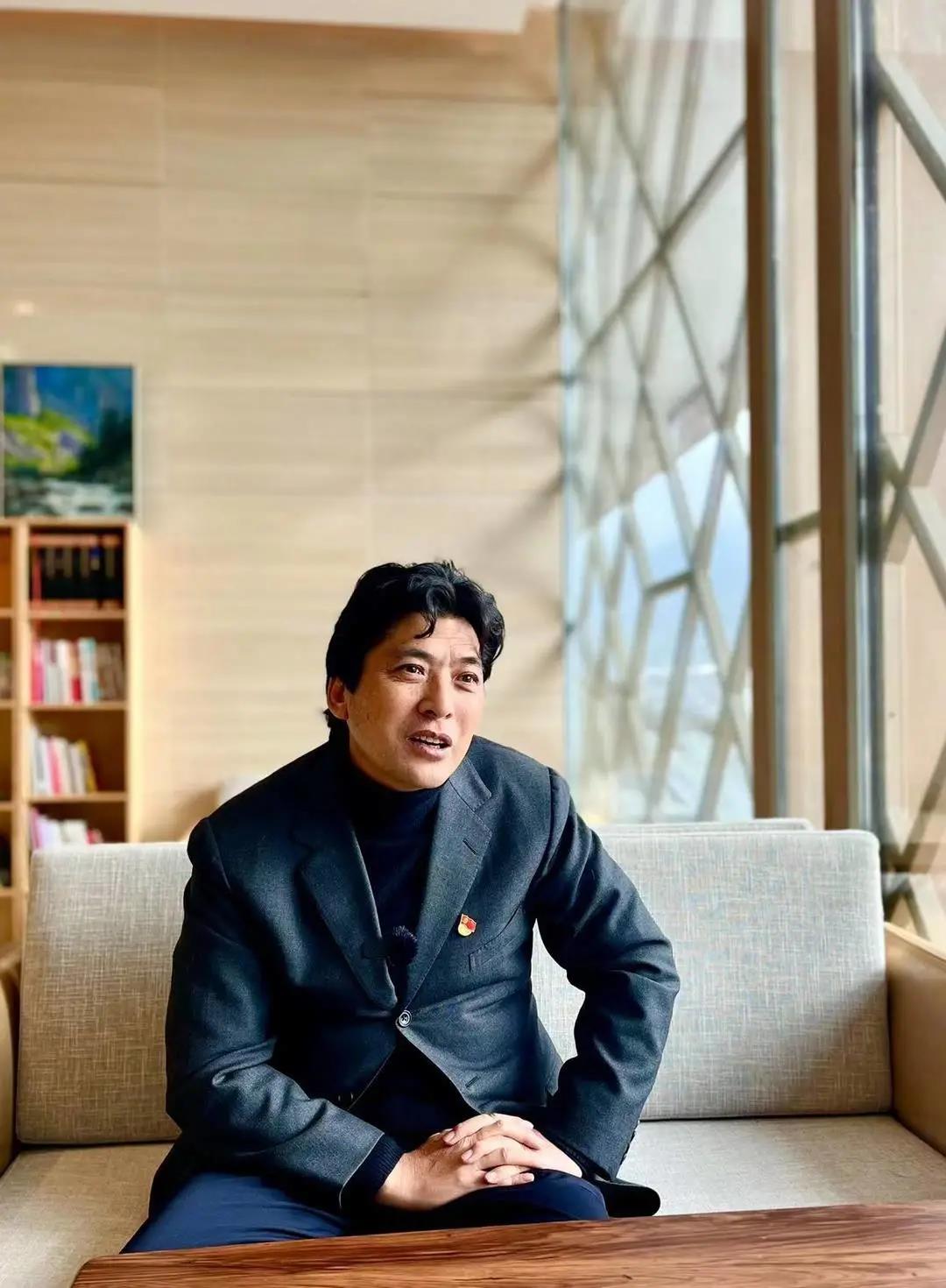དྲ་གྲགས་ཅུས་ཀྲང་དཀར་མཛེས་ཁུལ་སྲིད་གྲོས་ཀྱི་ཀྲུའུ་ཞི་གཞོན་པར་བདམས།