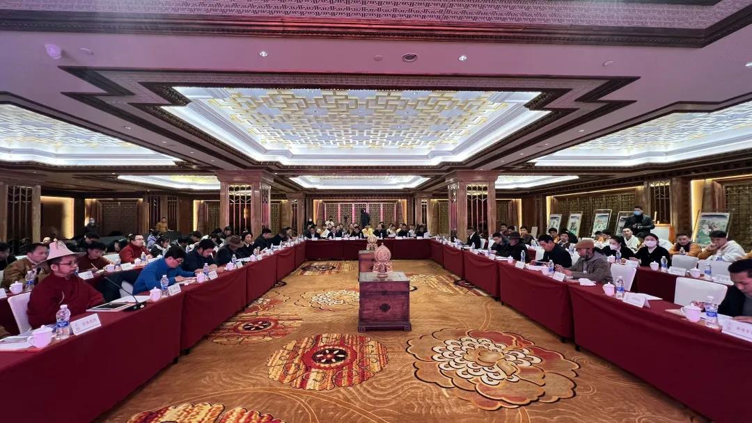 གེ་སར་ཚད་དཔེའི་རི་མོའི་རིག་གནས་ལས་གྲྭ་འགོ་ཚུགས་པའི་ཆེད་མཁས་པའི་བློ་འདྲིའི་ཚོགས་འདུ་དང་གསར་རྩོམ་ཚོགས་པའི་ཆེད་དོན་གསོ་སྦྱོང་ཚོགས་འདུ་དེ་ཁྲེང་ཏུའུ་གྲོང་ཁྱེར་དུ་འཚོགས།