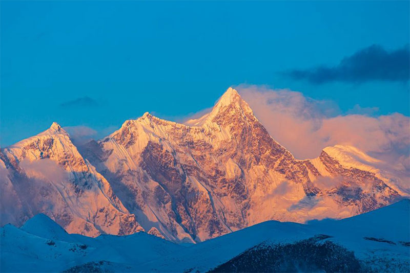 བོད་ལྗོངས་ཀྱི་བརྗིད་ཆགས་པའི་གངས་རི་དང་འཁྱགས་རོམ།  