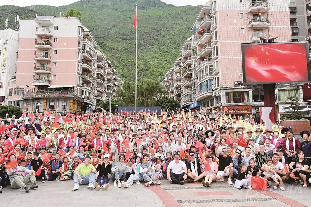 ཏང་གི་ལོ་རྒྱུས་གཟི་འོད་ཀྱིས་འབད་འབུངས་ཡར་བརྩོན་གྱི་ལམ་བུ་གསལ་བར་བྱེད།