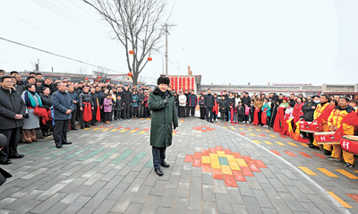 ཞི་ཅིན་ཕིང་དཔྱིད་གསར་དུས་ཆེན་གྱི་སྔ་ནུབ་ཏུ་ཧྲན་ཤིས་སུ་ཕེབས་ཏེ་གཞི་རིམ་གྱི་ལས་བྱེད་པ་དང་མང་ཚོགས་ལ་གཟིགས་པ་དང་འཚམས་འདྲི་གནང་བ།