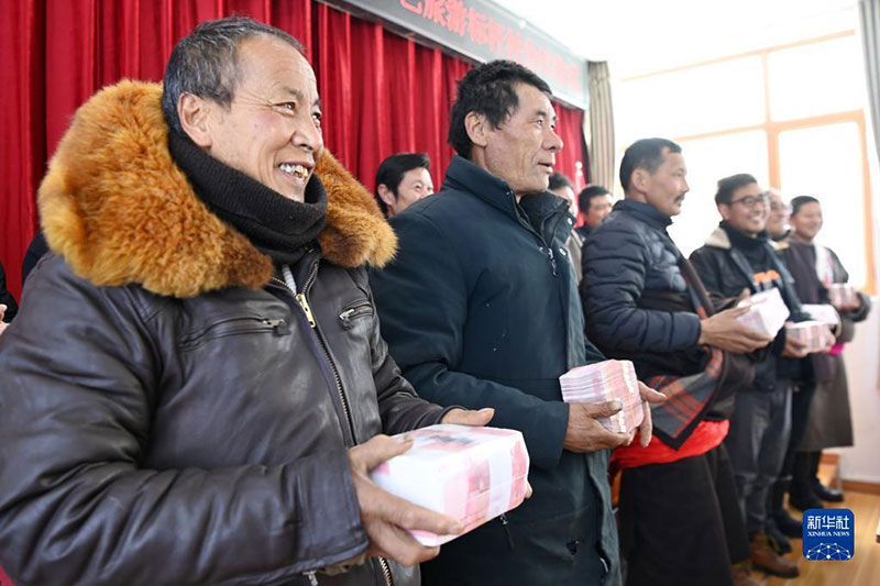 དཔྱིད་གསར་དུས་ཆེན་སླེབས་ཁར་ཁེ་སྤོགས་བགོ་བ། 