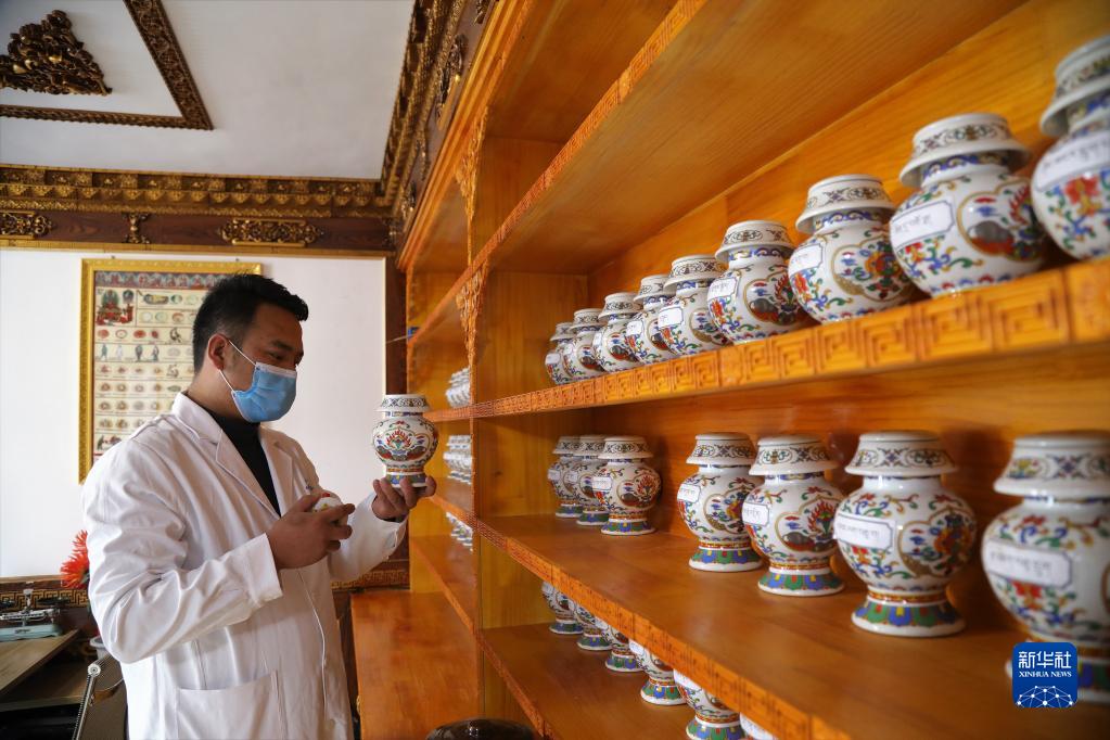གཞི་རིམ་བོད་སྨན་ཁང་གིས་མཚོ་སྔོན་གྱི་རོང་འབྲོག་ཁུལ་གྱི་མང་ཚོགས་ལ་ཕན་བདེ་སྐྲུན་པ།