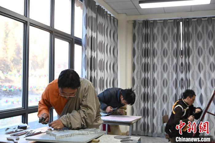 གཟུགས་འདས་ཤུལ་བཞག་རིག་གནས་རྒྱུན་འཛིན་མཁན་ལྷ་དཔལ།