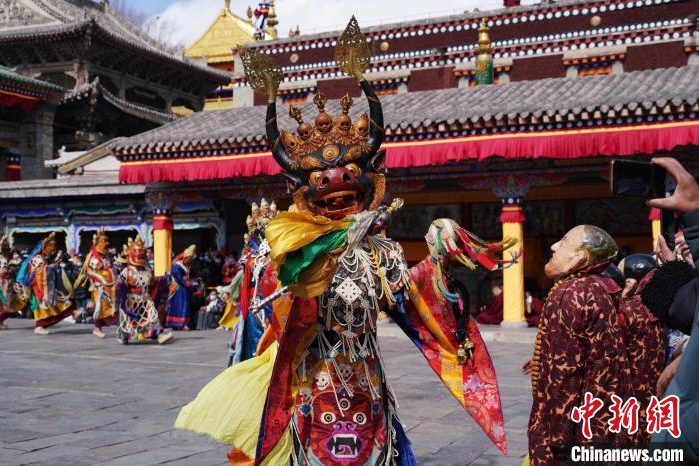 སྐུ་འབུམ་བྱམས་པ་གླིང་དུ་འཆམ་འཆམས་པ། 