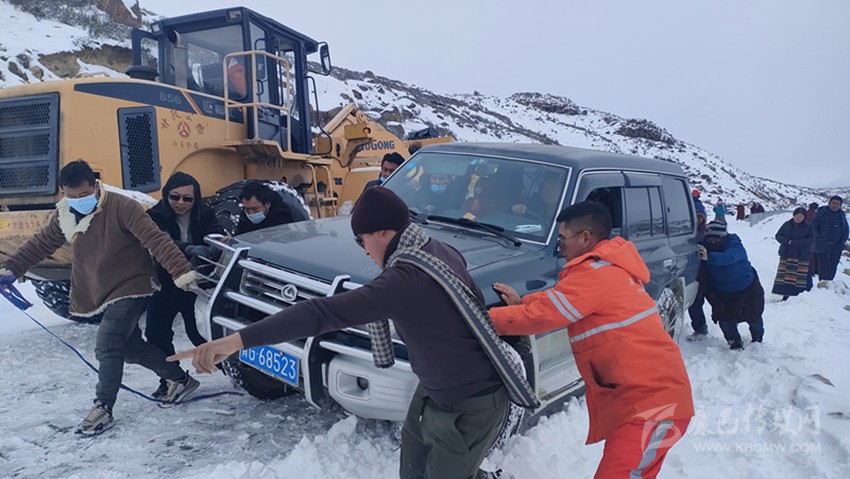 ལམ་དུ་ཁ་བ་ཆེ་སྐབས་རྫོང་འདིས་རོགས་སྐྱོར་འདི་འདྲ་བྱས།