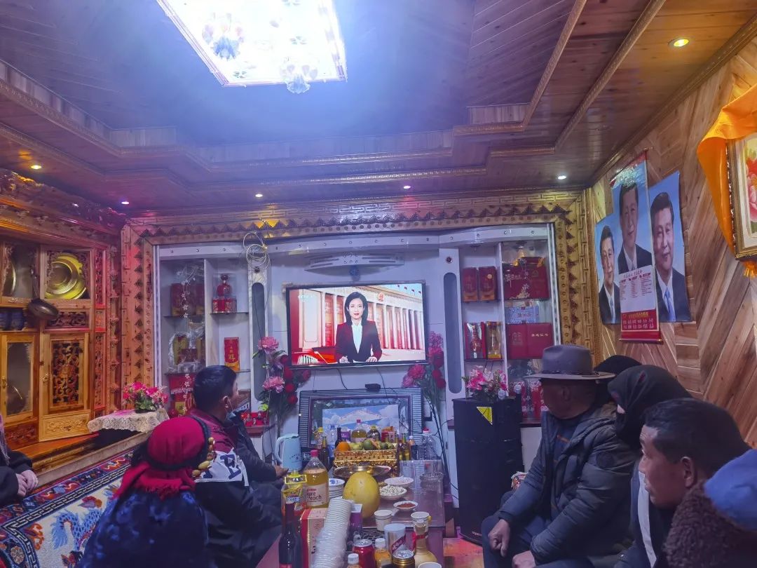 ཟུང་ཆུའི་མང་ཚོགས་ཀྱིས་རྒྱལ་ཡོངས་ཀྱི“ཚོགས་འདུ་གཉིས”ལྟ་ཉན་བྱས།