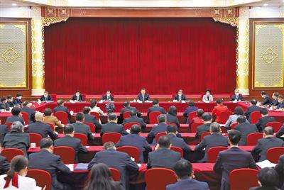 ཞི་ཅིན་ཕིང་གིས་སྲིད་གྲོས་ཚོགས་འདུར་ཞུགས་མཁན་ཞིང་ལས་རིགས་ཁོངས་དང་། སྤྱི་ཚོགས་ཕན་བདེ་དང་སྤྱི་ཚོགས་འགན་སྲུང་རིགས་ཁོངས་ཀྱི་ཨུ་ཡོན་ལ་གཟིགས།