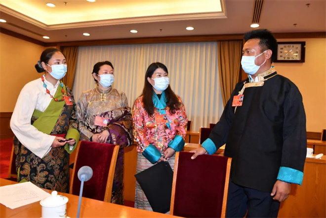 ཁོང་ཚོས་མི་དམངས་འཐུས་ཚོགས་རྒྱུན་ལས་ཨུ་ལྷན་གྱི་ལས་དོན་སྙན་སྒྲོན་ལ་གྲོས་ཞིབ་གནང་བ་རེད།
