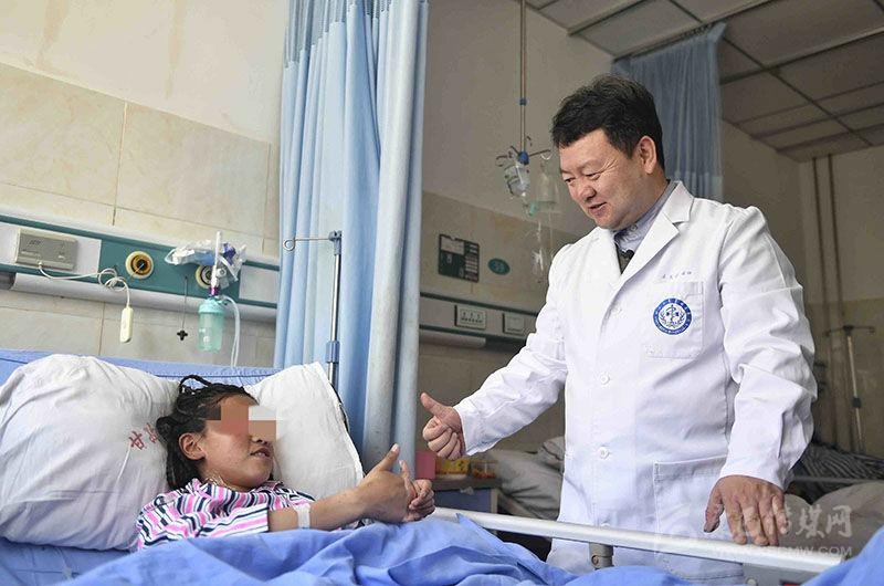 མཐོ་སྒང་འགྲོ་བ་འབུ་སྐྲན་ནད་ཀྱིས་མནར་བ་ལ།། སྨན་པ་བཟང་པོ་ཝང་ཝུན་ཐའོ་ཡིས་ཀུན་ནས་བསྐྱབས།།