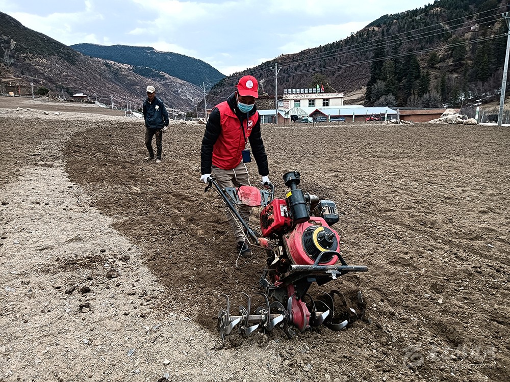 ལི་ཐང་རྫོང་འབོ་པ་ཡུལ་ཤོག་གི་དང་བླངས་པས་དཔྱིད་རྨོས་ལ་རོགས་རམ་བྱས།