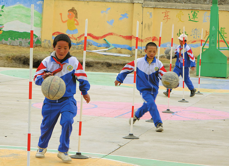 ས་མཐོའི་འབྲོག་ཁུལ་དུ་སློབ་ཚན་གྲོལ་རྗེས་ཀྱི་ཞབས་ཞུས“ཁུར་པོ་ཡང་གཏོང་གཉིས” ལ་རམ་ འདེགས་བྱས་པ།