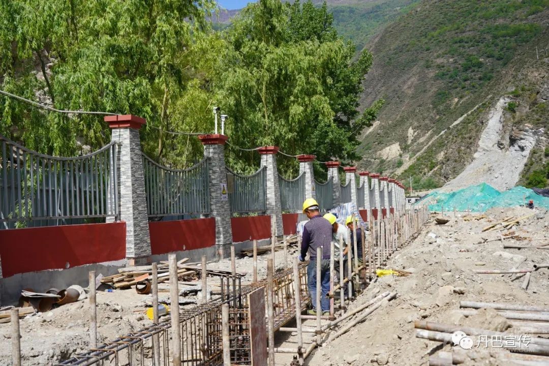 རོང་བྲག་རྫོང་གིས་སྒོར་ཁྲི2525བཏང་ནས་ཟོང་འགྲུལ་གླིང་ཁུལ་སྐྲུན་བཞིན་ཡོད།