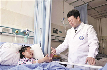 མཐོ་སྒང་མང་ཚོགས་ཐུམ་འབུའི་ནད་ཀྱིས་མནར་བ་ལ།སྨན་པ་བཟང་པོ་ཝང་ཝུན་ཐའོ་ཡིས་ཀུན་ནས་བསྐྱབས།།
