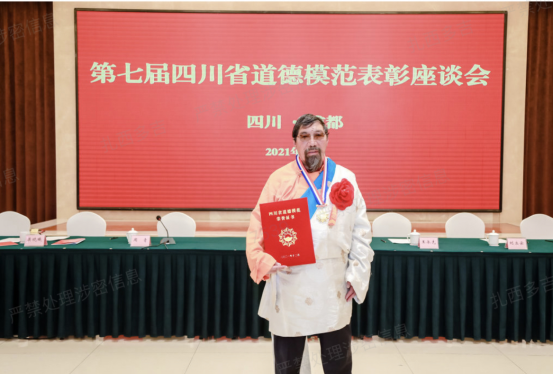 སློབ་གྲྭར་སློབ་མའི་མིག་ཤེད་ལ་ཡོངས་བཤེར་བྱས་པ།
