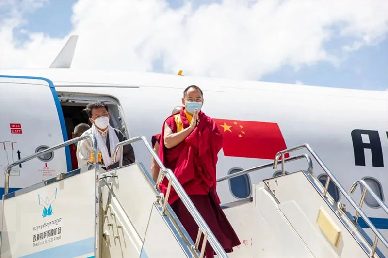 པཎ་ཆེན་ཨེར་ཏེ་ནི་ཆོས་ཀྱི་རྒྱལ་པོ་ལྷ་ལྡན་གཙུག་ལག་ཁང་དུ་ཕེབས་པ།