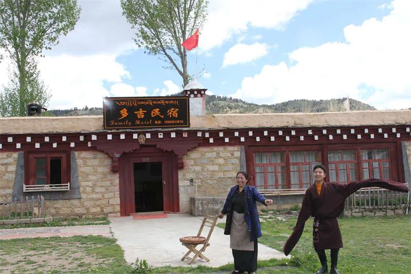ལི་ཐང་རྫོང་གི་དབུལ་སྒྲོལ་འབྲོག་པས་ཞིང་ཆེན་ཏང་གི་འཐུས་མི་ཚོགས་ཆེན་ལ་དགའ་སྤྲོའི་ངང་བསུ་བ་ཞུས་པ།