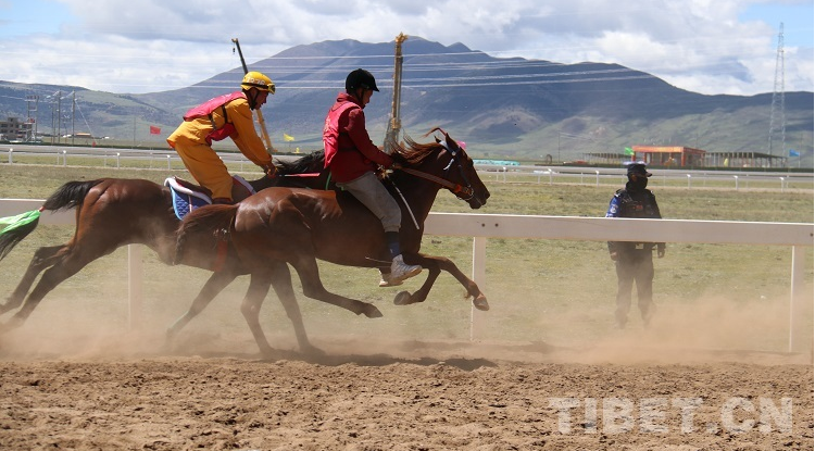 ལི་ཐང་དུ་རྟ་རྒྱུག་འགྲན་བསྡུར་སྤེལ་ནས་ལྔ་བའི་ཚེས་ལྔའི་དུས་ཆེན་ལ་རོལ་པ།