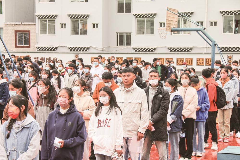 ད་ལོར་དཀར་མཛེས་ཁུལ་གྱི་སློབ་མ8063མཐོ་རྒྱུགས་ལ་ཞུགས།