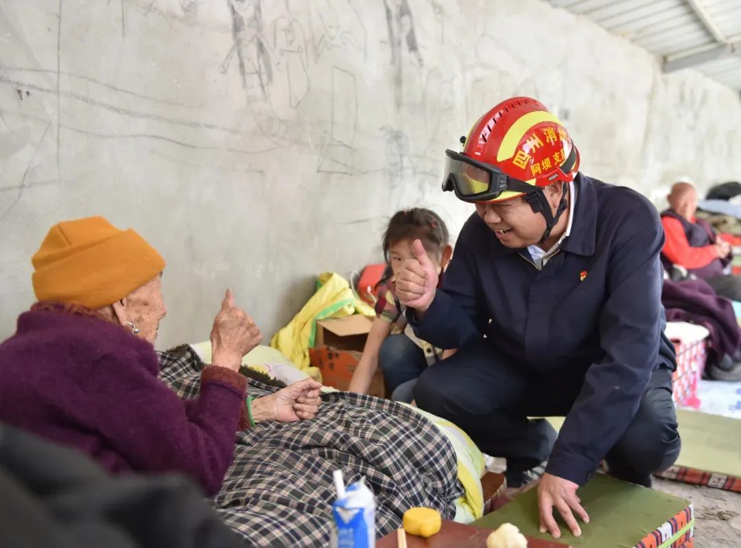 ལིའུ་ཕིང་གིས་ཚོ་བདུན་ཡུལ་ཚོའི་མང་ཚོགས་ལ་འཚམས་འདྲི་གནང་།