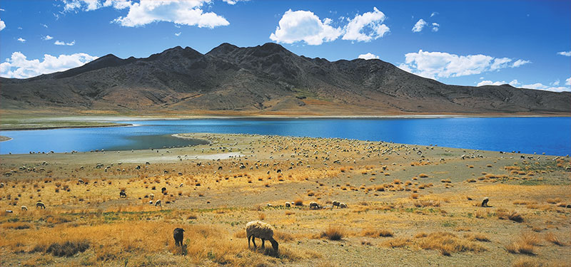 ནམ་མཁའ་གཡའ་དག་པ་དང་ཆུ་མོ་དྭངས་པའི་གངས་ལྗོངས་ས་མཐོ།