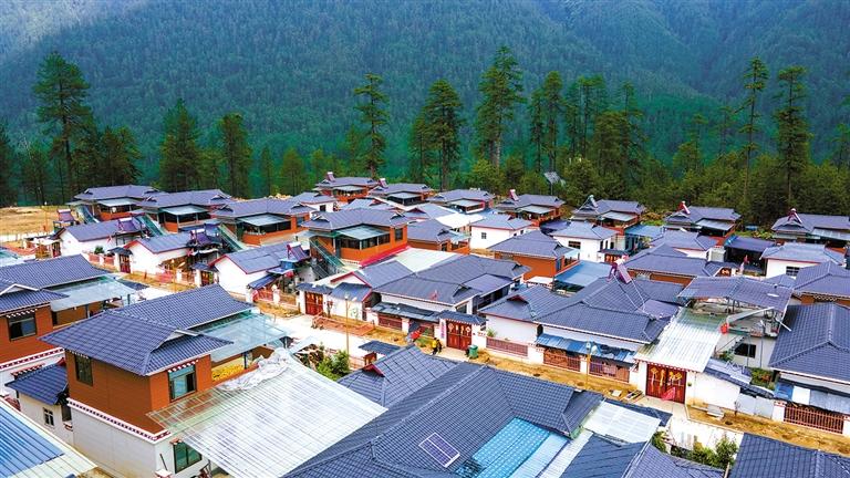 ཡུལ་གཞན་དུ་གནས་སྤོས་བྱས་ཏེ་མཛེས་སྡུག་ལྡན་པའི་འཚོ་བར་རོལ་བ།