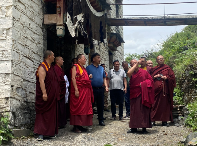 རྔ་བ་ཁུལ་ནང་བསྟན་མཐུན་ཚོགས་ཀྱིས་ས་འགུལ་གནོད་ཐེབས་ཡུལ་དངོས་ལ་འཚམས་འདྲི་གནང་བ། 
